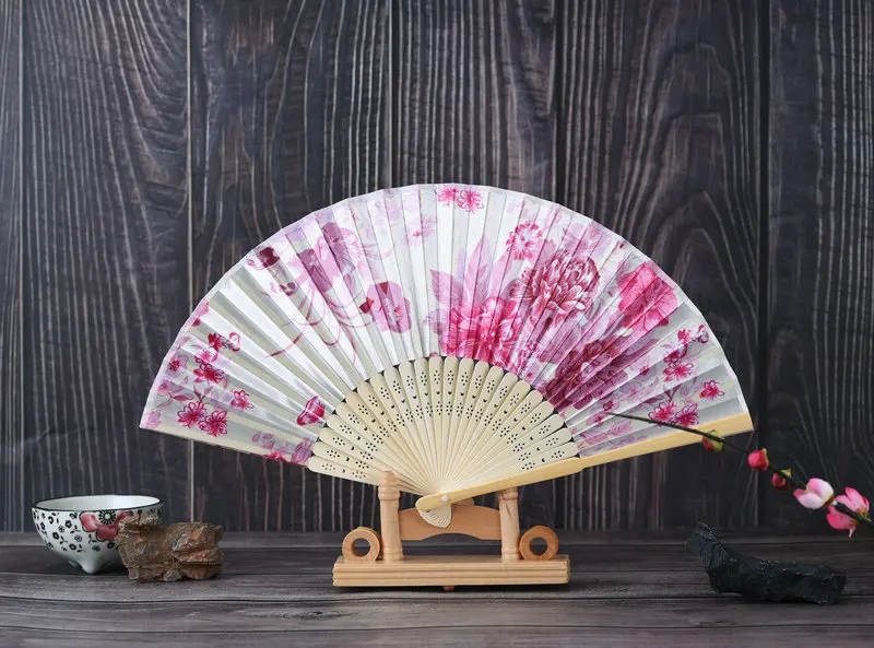 Vintage Style Silk Folding Fan Chinese Pattern Home Decoration Ornament Hand Fan Bamboo Folding Hand Fan Wedding Decoration Fan
Vintage Style Silk Folding Fan Chinese Pattern Home Decoration Ornament Hand Fan Bamboo Folding Hand Fan Wedding Decoration Fan