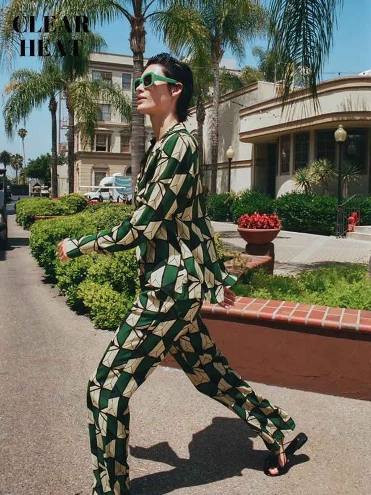 Vintage Geometric Print 2 Piece Set Women Long Sleeve V Neck Shirts + High Waist Wide Leg Pants Suit 2022 Summer Fashion Outfits
Vintage Geometric Print 2 Piece Set Women Long Sleeve V Neck Shirts + High Waist Wide Leg Pants Suit 2022 Summer Fashion Outfits