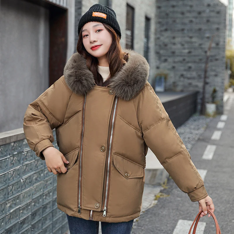 Парка женская зимняя короткая на хлопковом наполнителе, с большим меховым воротником и капюшоном
Парка женская зимняя короткая на хлопковом наполнителе, с большим меховым воротником и капюшоном