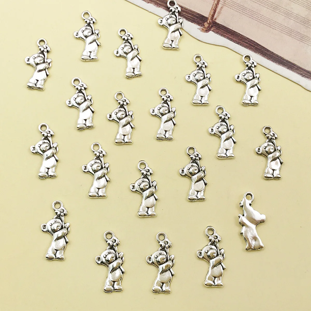 20pcs Charms Bear Flowers Tibetan Silver Color Pendants For DIY Earring Bracelet Necklace Jewelry Making Craft Accessories
20pcs Charms Bear Flowers Tibetan Silver Color Pendants For DIY Earring Bracelet Necklace Jewelry Making Craft Accessories
