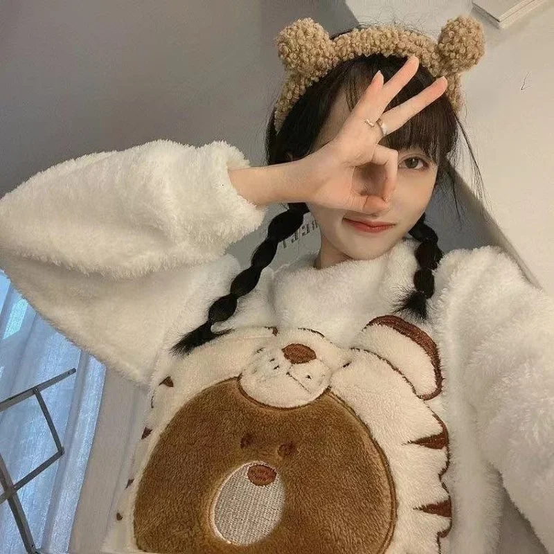 Cute Sweet Fashion Trend Round Neck Pullover Pajamas Autumn and Winter New Coral Fleece Thickened Home Clothes
Cute Sweet Fashion Trend Round Neck Pullover Pajamas Autumn and Winter New Coral Fleece Thickened Home Clothes