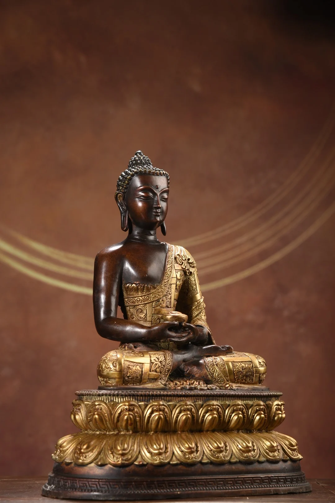 12"Tibet Temple Collection Old Bronze Gilded Cinnabar Shakyamuni Sitting Buddha Lotus Platform Patterned cassock Worship Hall
12"Tibet Temple Collection Old Bronze Gilded Cinnabar Shakyamuni Sitting Buddha Lotus Platform Patterned cassock Worship Hall