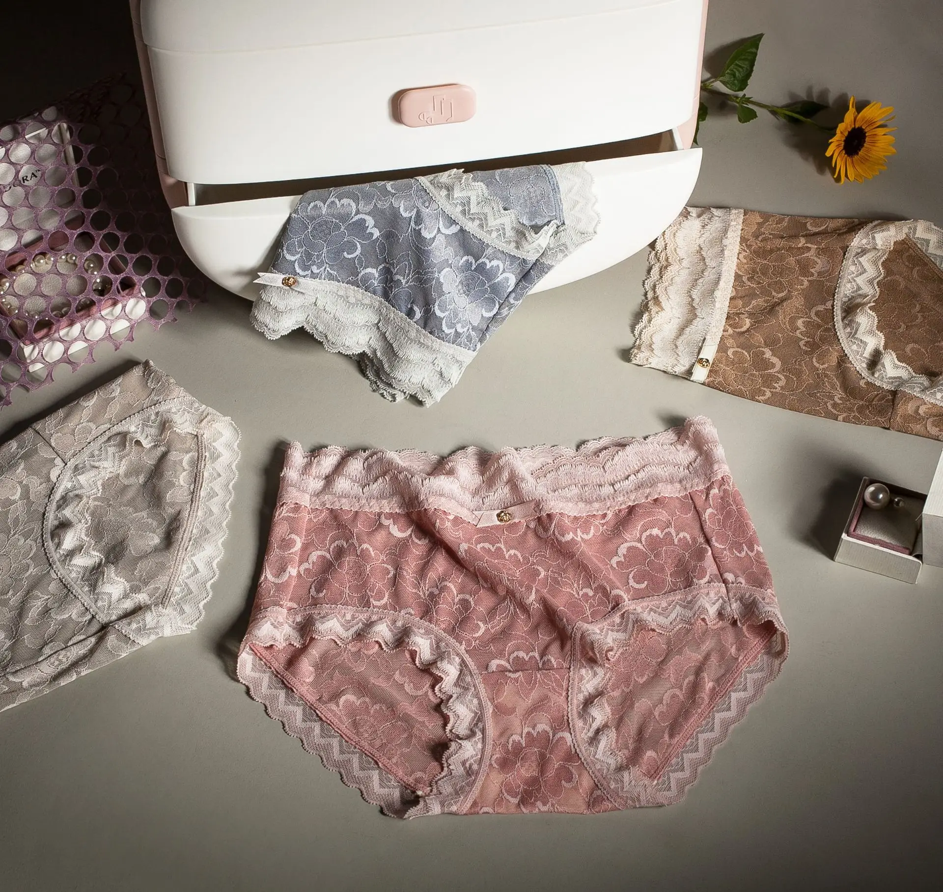 Новое Женское нижнее белье, сексуальные кружевные трусики, модные женские бесшовные трусики со средней талией, женское нижнее белье
Новое Женское нижнее белье, сексуальные кружевные трусики, модные женские бесшовные трусики со средней талией, женское нижнее белье