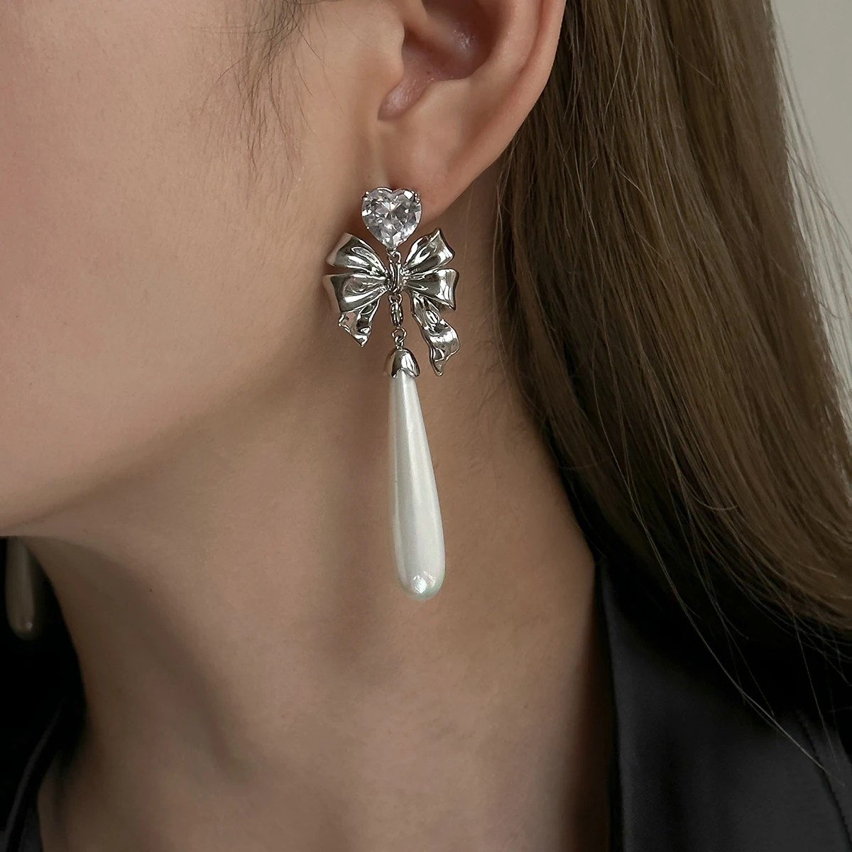 LONDANY earrings Original design gem love bow detachable pearl pendant dual-use earrings female
LONDANY earrings Original design gem love bow detachable pearl pendant dual-use earrings female