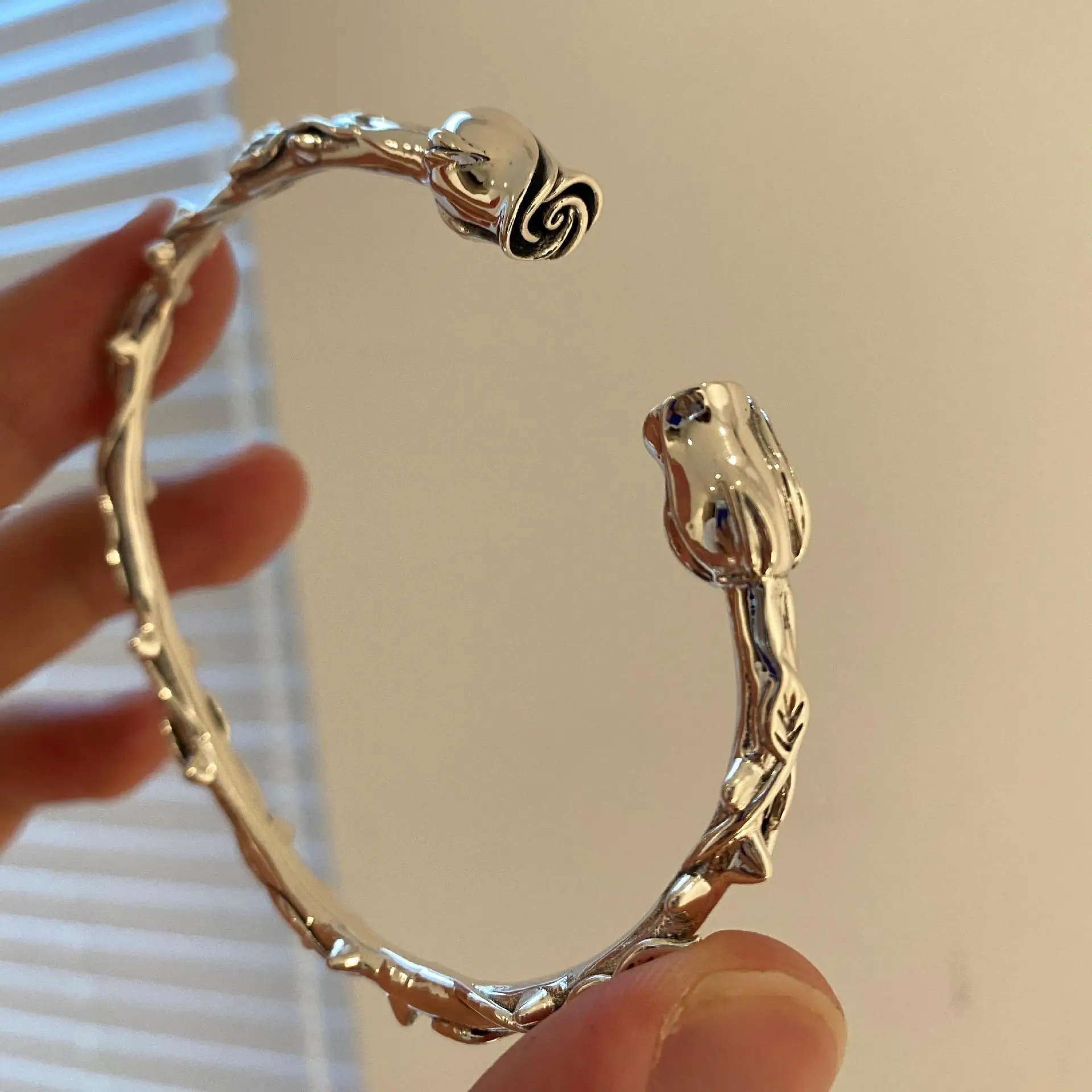 925 Silver Heavy Industry High-end Sense Opening Thorn Rose Bracelet Female Ins Niche Design Fashion Light Luxury Exquisite
925 Silver Heavy Industry High-end Sense Opening Thorn Rose Bracelet Female Ins Niche Design Fashion Light Luxury Exquisite