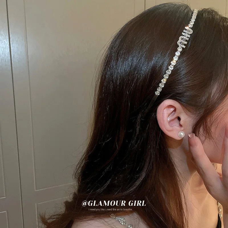 Fashionable Ins Diamond Inlaid Letter Headband Going Out To Press Hair Side Bangs Light Luxury Simple Headwear
Fashionable Ins Diamond Inlaid Letter Headband Going Out To Press Hair Side Bangs Light Luxury Simple Headwear