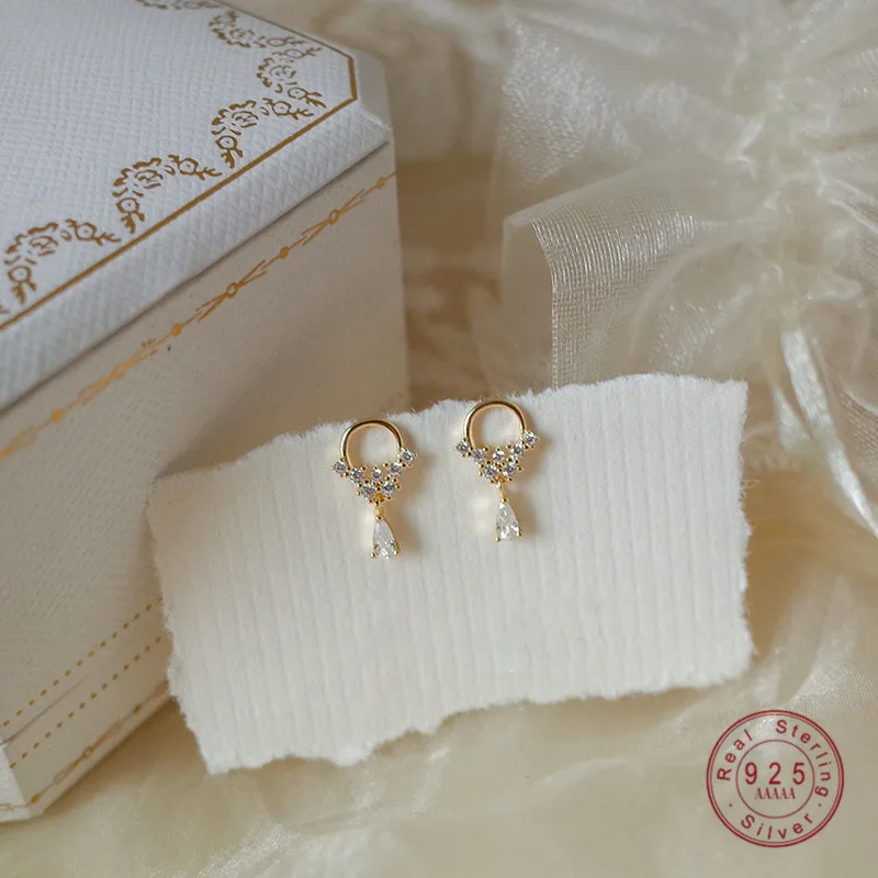 Женские серьги-гвоздики из серебра 925 пробы с кристаллами 
Женские серьги-гвоздики из серебра 925 пробы с кристаллами