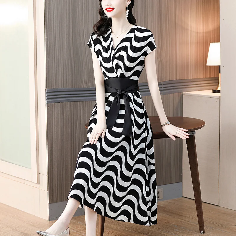 2023 Summer New Goddess Style V-Neck Stripe Printed Long Dress Loose Large Lace up Slim Short Sleeve Bohemian Women's Dress
2023 Summer New Goddess Style V-Neck Stripe Printed Long Dress Loose Large Lace up Slim Short Sleeve Bohemian Women's Dress