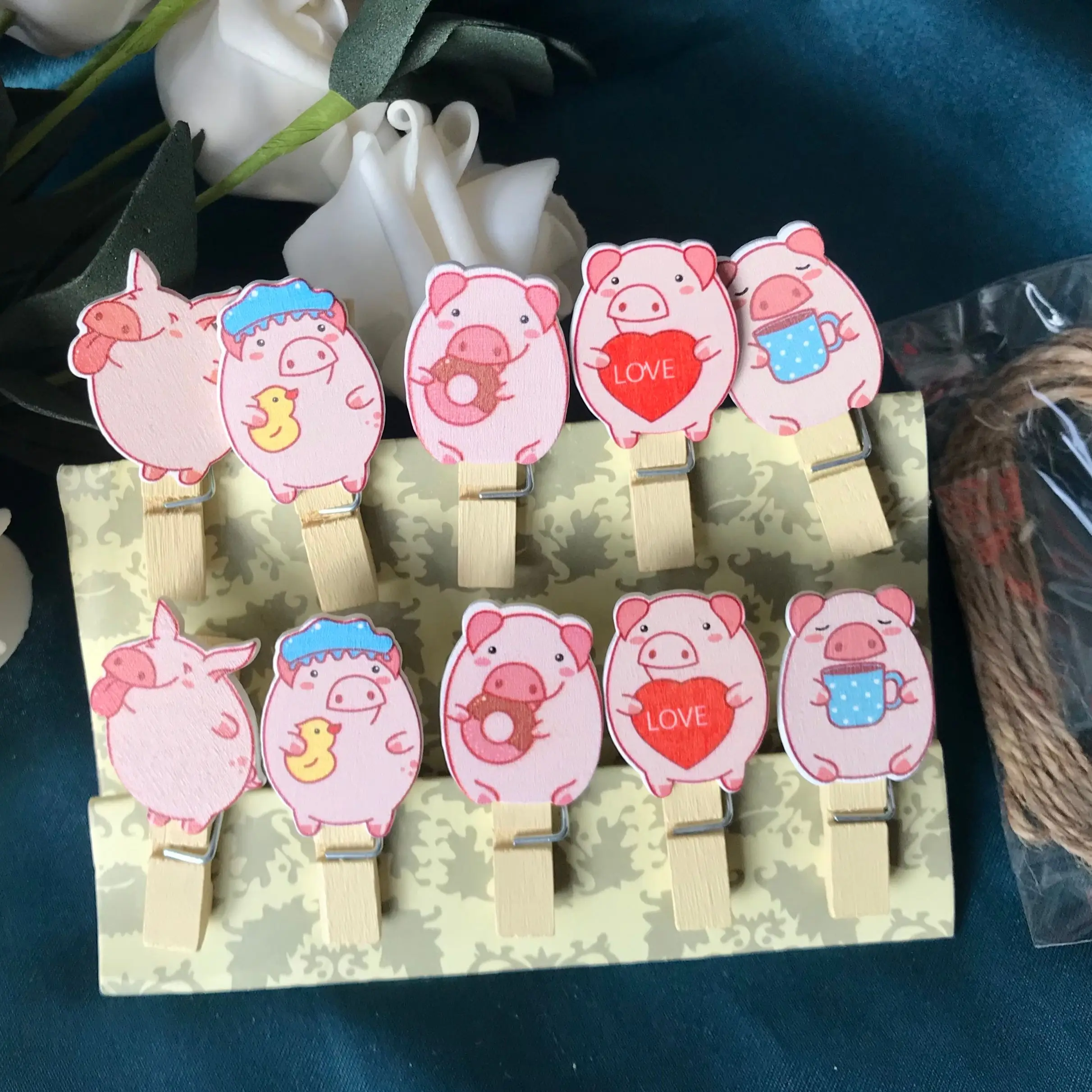 Pig 120pcs Paper Wood Clips,Photo Wooden Pegs,Note Messages Clips,Pin Clothespin for birthday Party Favor Decorations
Pig 120pcs Paper Wood Clips,Photo Wooden Pegs,Note Messages Clips,Pin Clothespin for birthday Party Favor Decorations