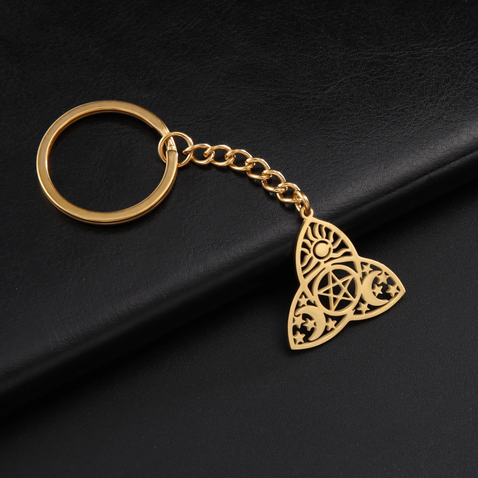 Брелок Triquetra в виде Троицы с узлом для женщин и мужчин, кольцо для ключей из нержавеющей стали с Луной и звездами, винтажный стиль, амулет, ювелирные изделия, подарки
Брелок Triquetra в виде Троицы с узлом для женщин и мужчин, кольцо для ключей из нержавеющей стали с Луной и звездами, винтажный стиль, амулет, ювелирные изделия, подарки