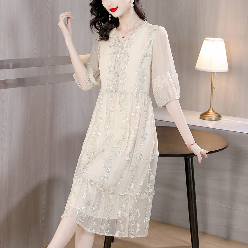 

2023 Spring/Summer New Loose Embroidery Lace Spliced Short Sleeve Dress Women's V-Neck Apricot Silk Large Over Knee Long Dress