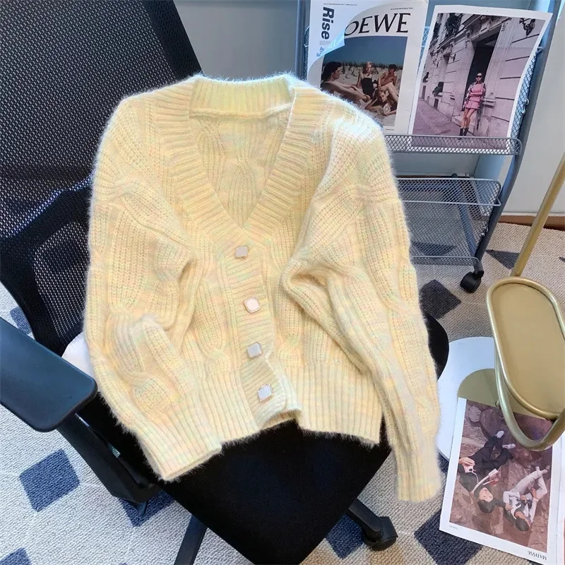 2023 Autumn Winter New Women's Fashion Temperament Small Fresh Color Soft Waxy Knitwear Senior Sense Lazy Cardigan Coat Sweater
2023 Autumn Winter New Women's Fashion Temperament Small Fresh Color Soft Waxy Knitwear Senior Sense Lazy Cardigan Coat Sweater