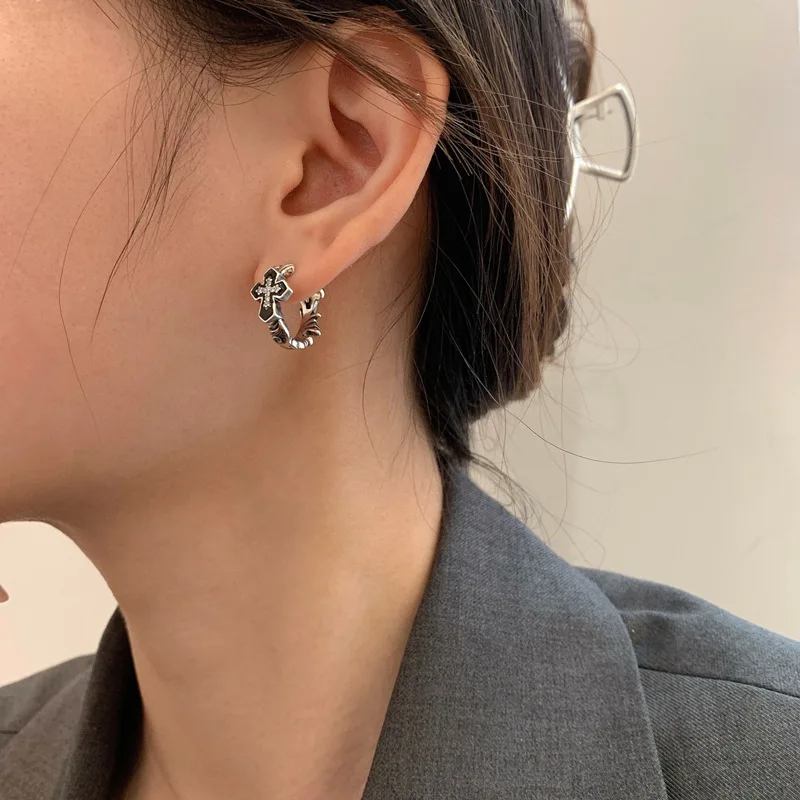 FMILY Minimalist 925 Sterling Silver Personality Cross Earrings Retro Fashion Light Luxury All-match Jewelry for Girlfriend Gift
FMILY Minimalist 925 Sterling Silver Personality Cross Earrings Retro Fashion Light Luxury All-match Jewelry for Girlfriend Gift