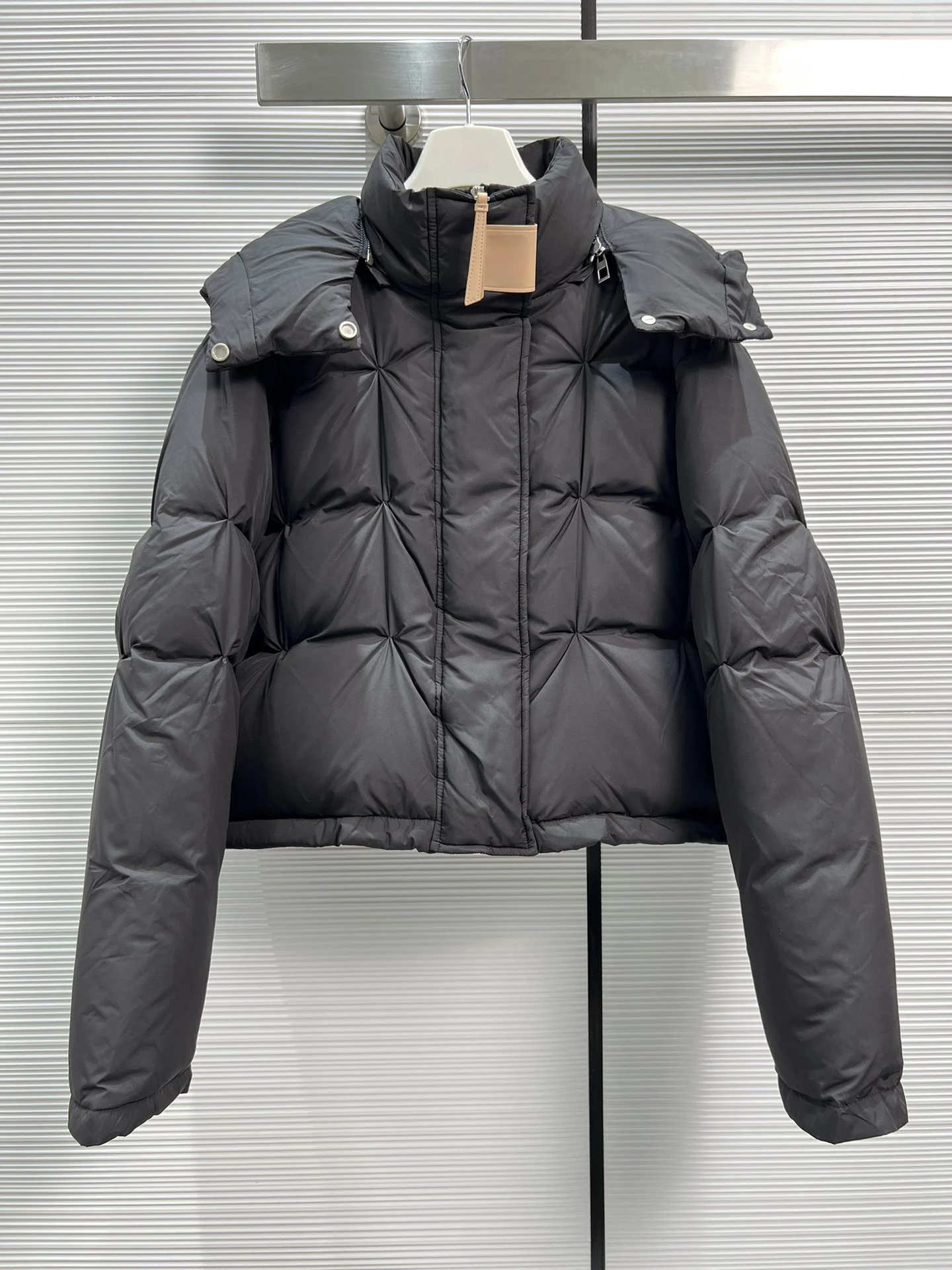 2023Leather label pleated seam short down jacket, classic leather label neckline stylish and handsome8.20
2023Leather label pleated seam short down jacket, classic leather label neckline stylish and handsome8.20