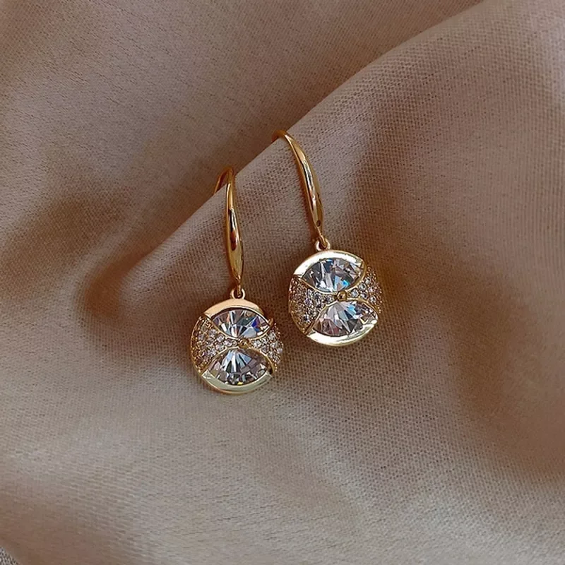 Simple Fashion Gold Color Bow Earrings Charm Round Inlaid with White Zircon Crystal Drop Earrings Women Wedding Jewelry
Simple Fashion Gold Color Bow Earrings Charm Round Inlaid with White Zircon Crystal Drop Earrings Women Wedding Jewelry