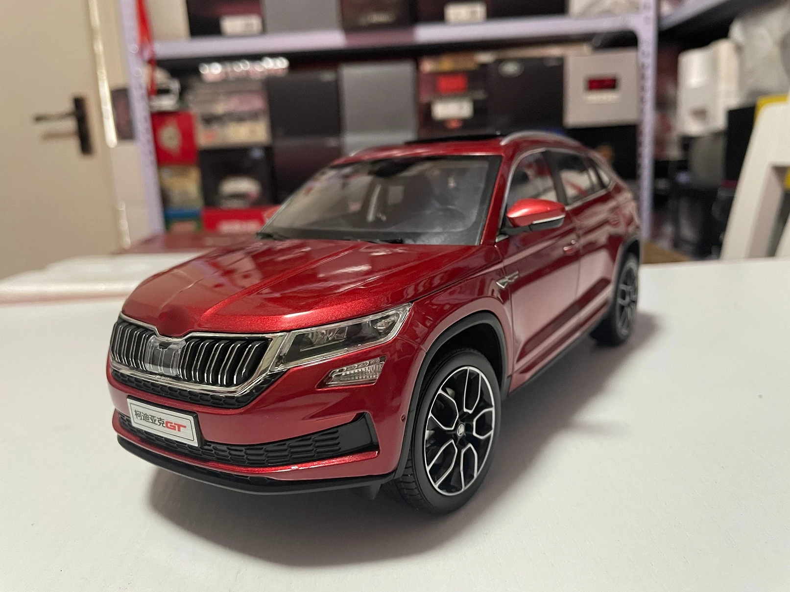 Модель украшения 1:18 для Skoda KODIAQ GT автомобиля красная старая коллекционная