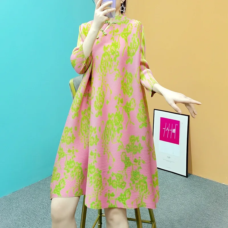 Women's Vintage Pink Dresses Fall 2022 Miyake folds Fashion Loose Large Size Disc Buckle Abstract Pattern Cheongsam Dress
Women's Vintage Pink Dresses Fall 2022 Miyake folds Fashion Loose Large Size Disc Buckle Abstract Pattern Cheongsam Dress