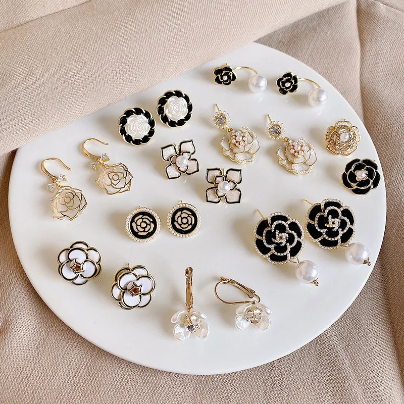 Elegant Lady Camellia Flower Pearl Stud Earring for Women Acrylic Drip Oil Metal Earrings White Black New Fashion Luxury Jewelry
Elegant Lady Camellia Flower Pearl Stud Earring for Women Acrylic Drip Oil Metal Earrings White Black New Fashion Luxury Jewelry