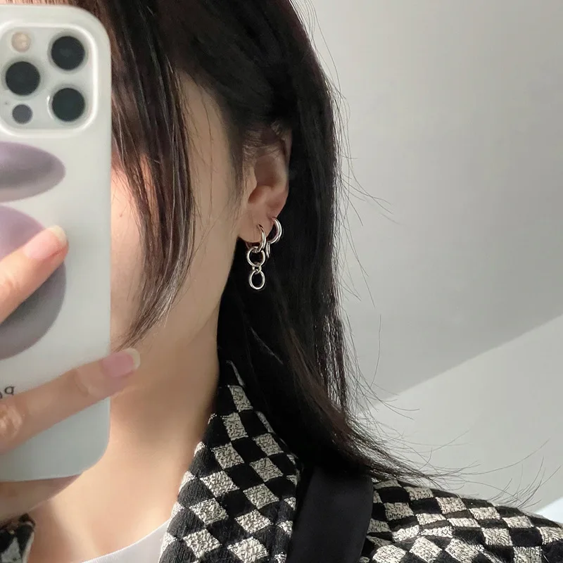 Stitching Round Hoop Earrings Hip-hop Design Sense Geometric Personality Simple Ring Ear Buckle Earring Sweet Cool Girl
Stitching Round Hoop Earrings Hip-hop Design Sense Geometric Personality Simple Ring Ear Buckle Earring Sweet Cool Girl