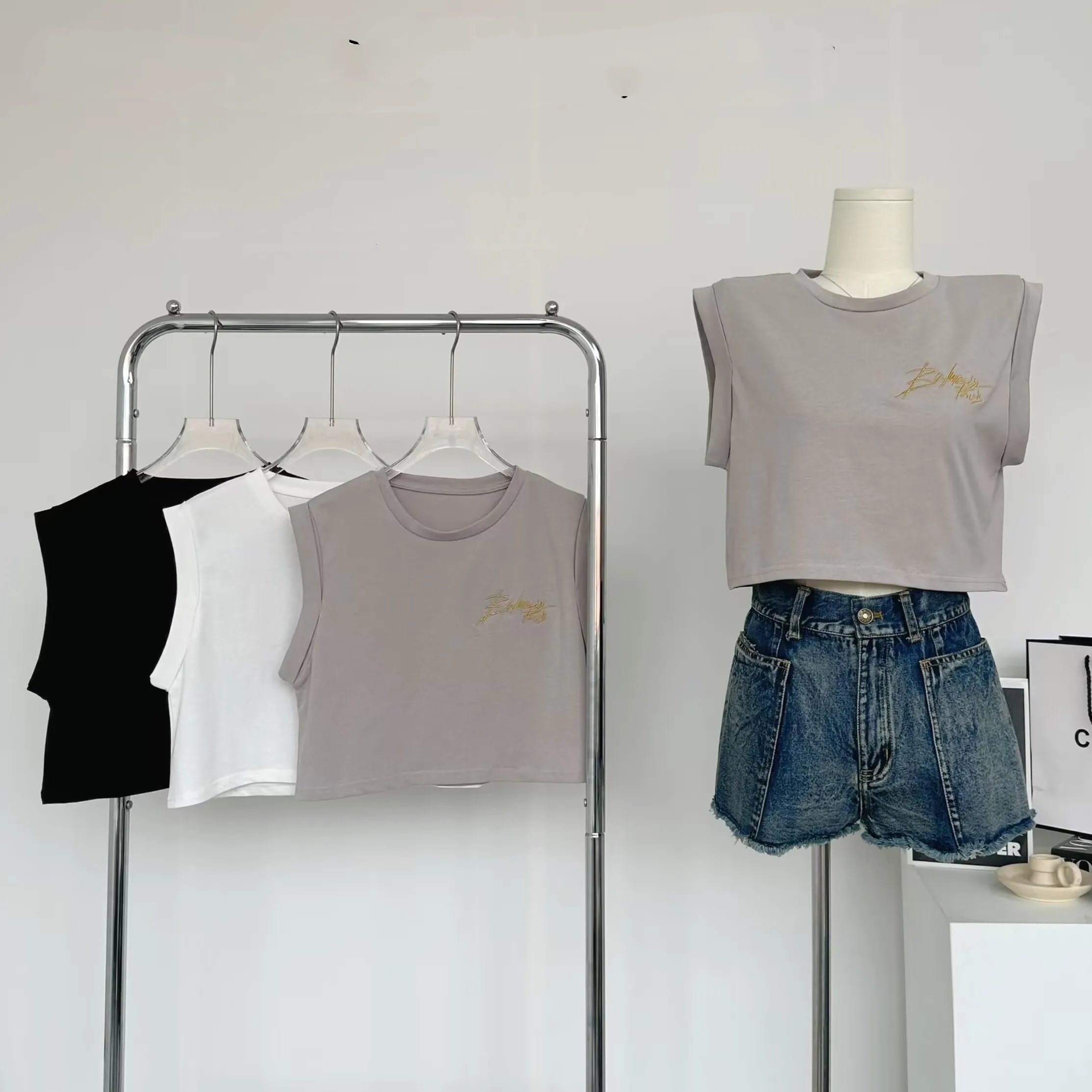 Lauri Laki New Letter Print Sleeveless T-shirt Women Casual Embroidery Vest T-shirt Summer 2023 Tops Korean Style
Lauri Laki New Letter Print Sleeveless T-shirt Women Casual Embroidery Vest T-shirt Summer 2023 Tops Korean Style