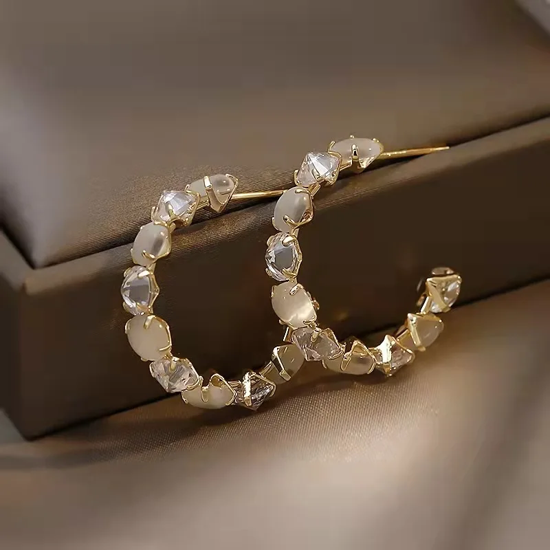 Retro C-shaped earrings withencrusted zircon geometric earrings temperament fashion design simple earrings
Retro C-shaped earrings withencrusted zircon geometric earrings temperament fashion design simple earrings