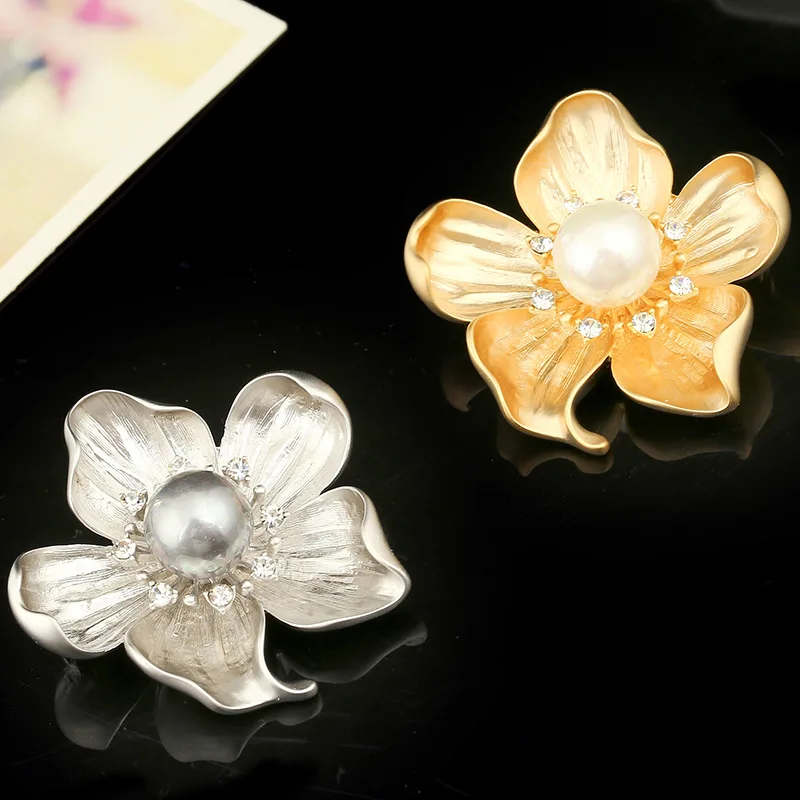 

Two-Tone Enamel Flower Brooch For Women Pearl Crystal Brooches Pin Accessories Office Party Girl Dress Bag Buckle Pins Brooch