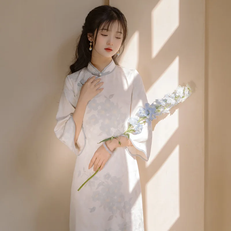 Simple and elegant cheongsam 2022 new year light girl retro Republic of China style women's clothing can wear an improved dress
Simple and elegant cheongsam 2022 new year light girl retro Republic of China style women's clothing can wear an improved dress