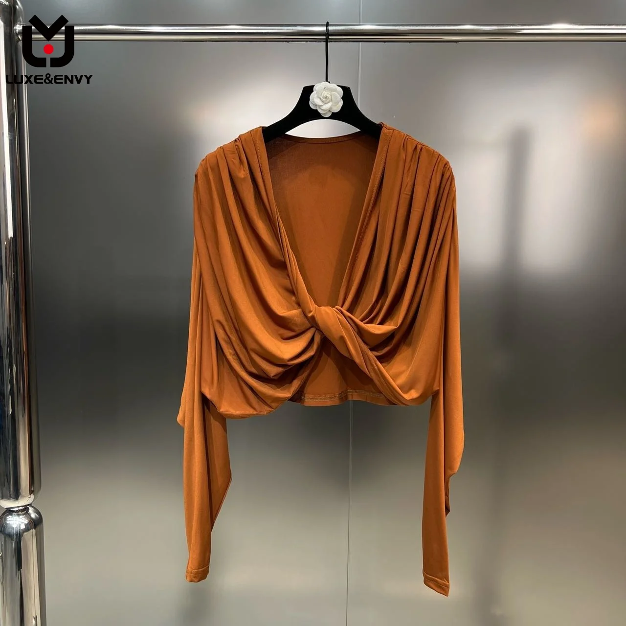 Женская эластичная футболка люкс & ENVY, черная Дизайнерская футболка с V-образным вырезом и длинным рукавом «летучая мышь», осень 2023
Женская эластичная футболка люкс & ENVY, черная Дизайнерская футболка с V-образным вырезом и длинным рукавом «летучая мышь», осень 2023