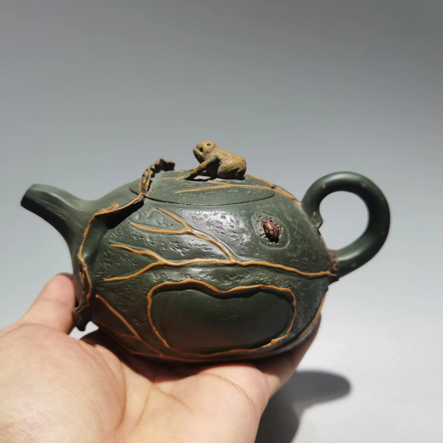6" Chinese Yixing Zisha Pottery lotus leaf frog lotus pot kettle teapot green mud office Ornaments Gather fortune Town house
6" Chinese Yixing Zisha Pottery lotus leaf frog lotus pot kettle teapot green mud office Ornaments Gather fortune Town house
