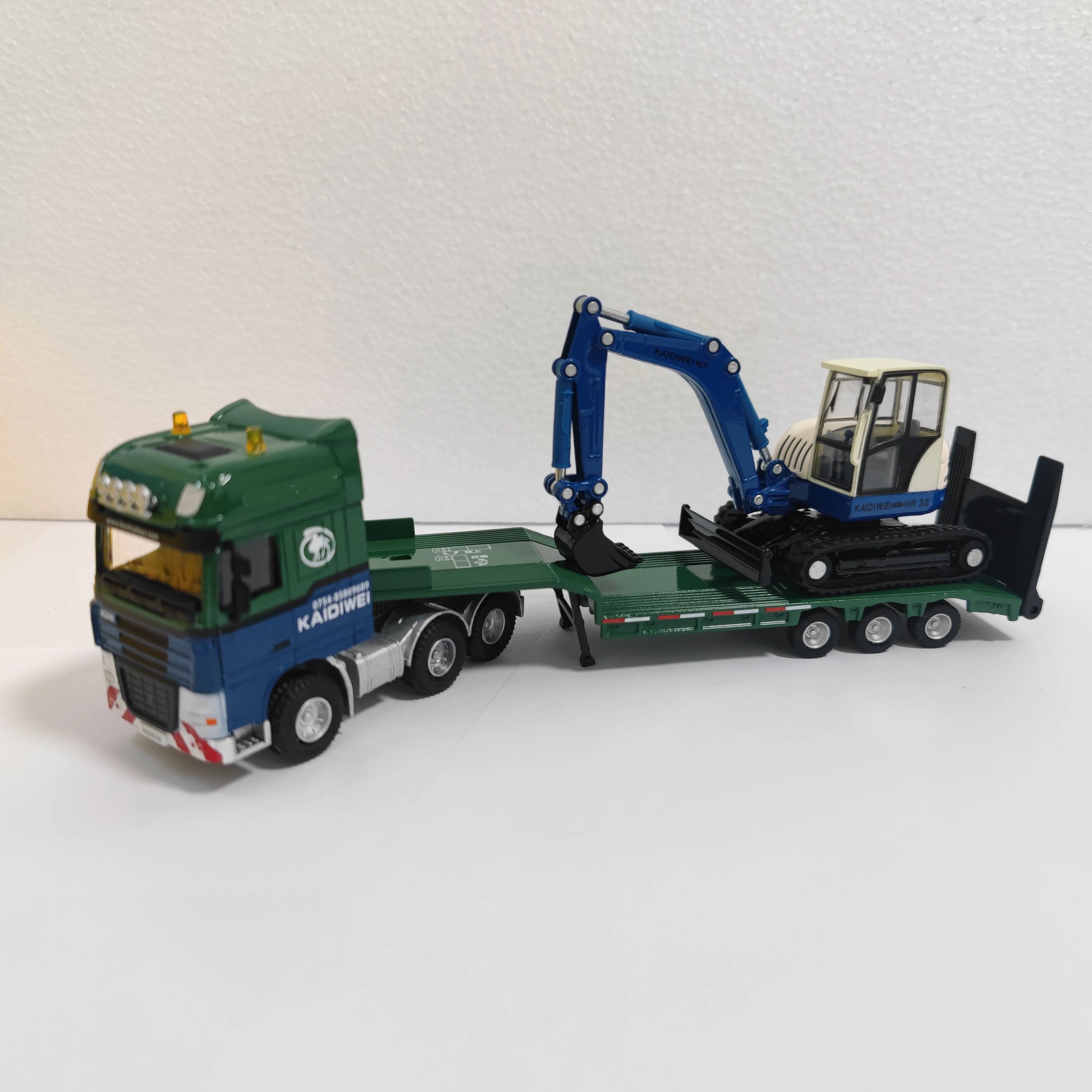 Diecast 1:50 Scale Alloy Transporter Flatbed Trailer with Excavator Excavation Semi-trailer Tractor Simulation Car Model Gift
Diecast 1:50 Scale Alloy Transporter Flatbed Trailer with Excavator Excavation Semi-trailer Tractor Simulation Car Model Gift
