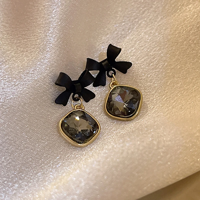DREJEW Crystal Earrings for Women 2023 Black Bowknot Drop Earrings New In Women's Earrings Luxury Designer Jewelry Dropshipping
DREJEW Crystal Earrings for Women 2023 Black Bowknot Drop Earrings New In Women's Earrings Luxury Designer Jewelry Dropshipping
