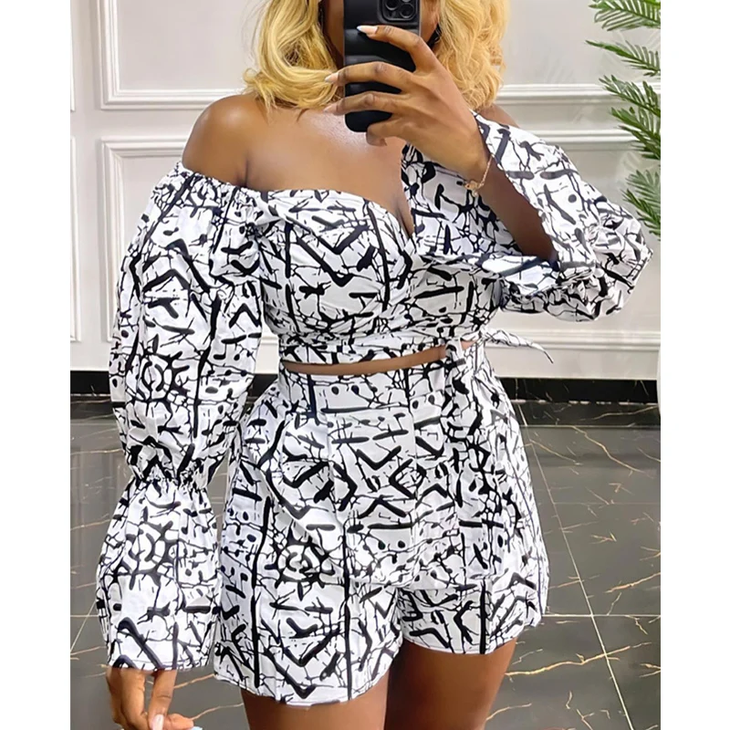 Женский комплект из двух предметов, Элегантный Модный укороченный топ с открытыми плечами и расклешенными рукавами с абстрактным принтом и прямые шорты с высокой талией
Женский комплект из двух предметов, Элегантный Модный укороченный топ с открытыми плечами и расклешенными рукавами с абстрактным принтом и прямые шорты с высокой талией
