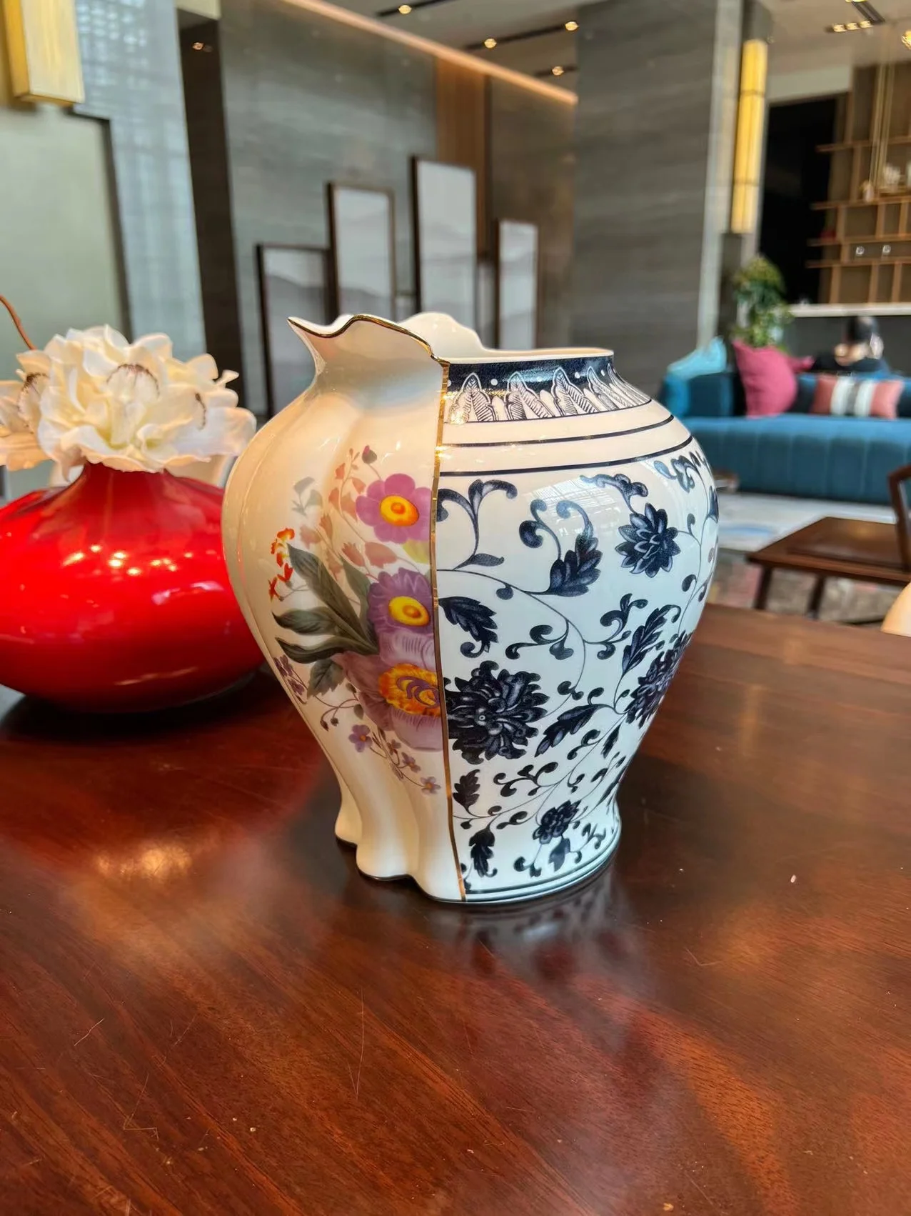 Italian light luxury star with the same style of Chinese and Western bone china vase porch swing bottle
Italian light luxury star with the same style of Chinese and Western bone china vase porch swing bottle