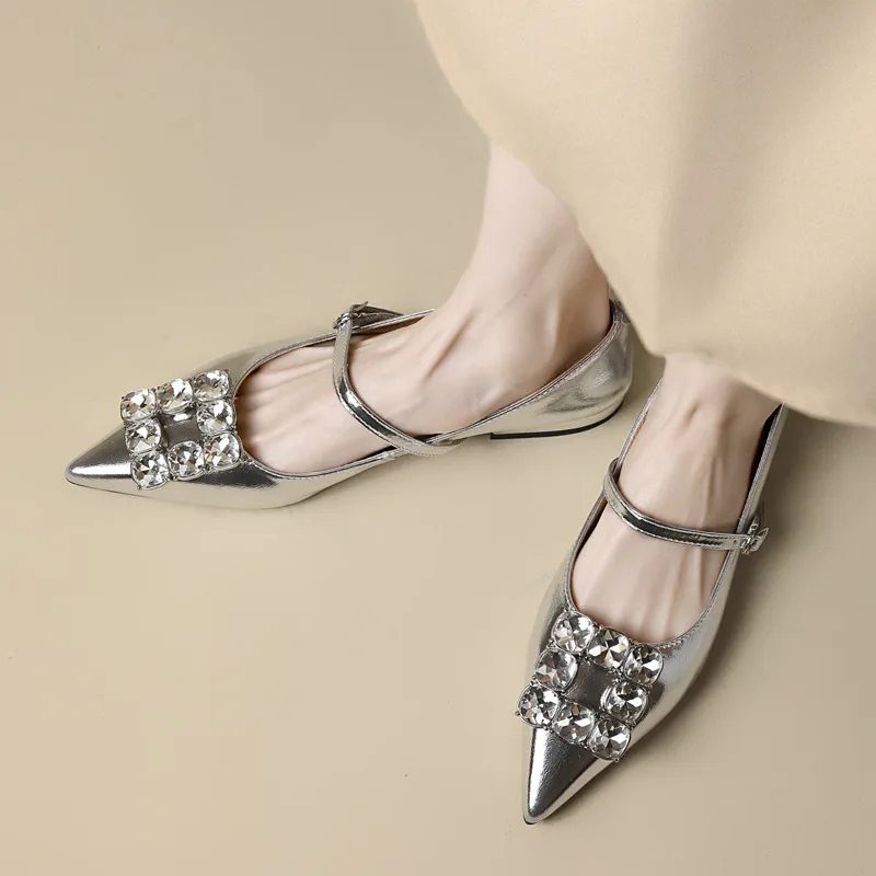 Shiny rhinestone square buckle luxury style Mary Jane shoes 2023 spring low heeled pointed patent leather buckle single shoes
Shiny rhinestone square buckle luxury style Mary Jane shoes 2023 spring low heeled pointed patent leather buckle single shoes