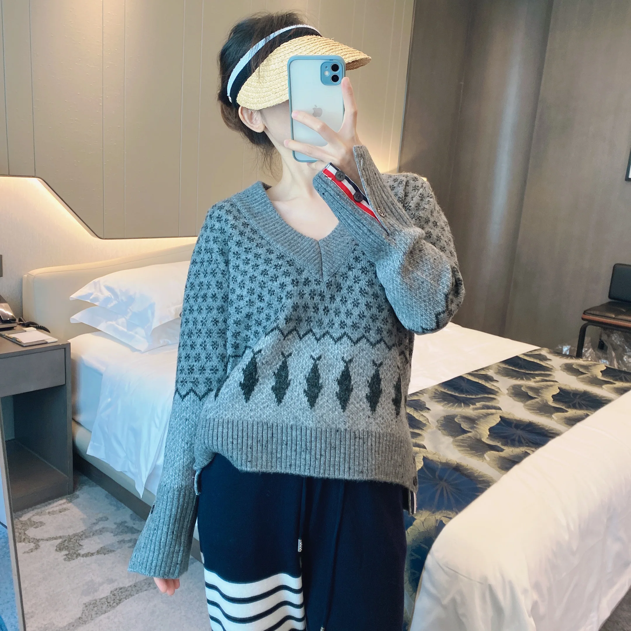 TB Autumn and Winter New Woolen Knitwear V-neck European and American Retro Temperament Pullover Wear Knitted Blouse Trend
TB Autumn and Winter New Woolen Knitwear V-neck European and American Retro Temperament Pullover Wear Knitted Blouse Trend