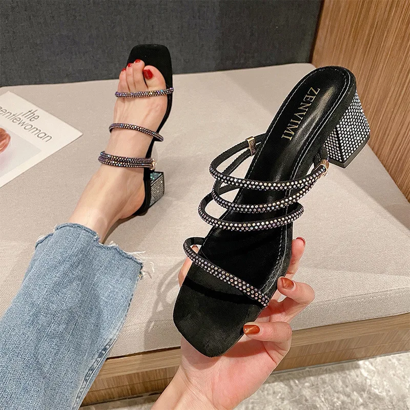 Женские летние шлепанцы Стразы, сандалии на толстом каблуке с квадратным носком, женские тапочки на высоком каблуке, новинка 2022
Женские летние шлепанцы Стразы, сандалии на толстом каблуке с квадратным носком, женские тапочки на высоком каблуке, новинка 2022