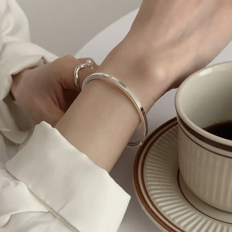 Japan Korea minimalist silver bracelet female 2022 new luxury exquisite opening can adjust the boudoir couple jewelry ins style
Japan Korea minimalist silver bracelet female 2022 new luxury exquisite opening can adjust the boudoir couple jewelry ins style