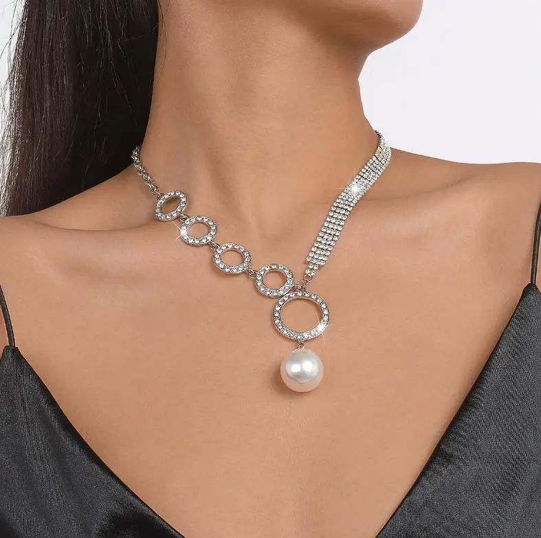 Light luxury niche fashion collarbone choker imitation pearl circle claw chain full of diamond personality necklace
Light luxury niche fashion collarbone choker imitation pearl circle claw chain full of diamond personality necklace