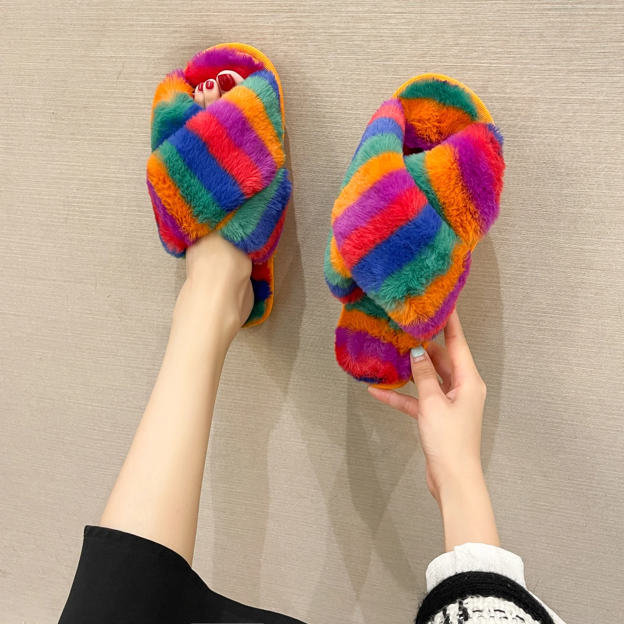 2022 New Winter Women Keep Warm Furry Slippers Fashion Soft Plush Cross Slippers Indoor Casual Ladies Platform Open Toe Slippers
2022 New Winter Women Keep Warm Furry Slippers Fashion Soft Plush Cross Slippers Indoor Casual Ladies Platform Open Toe Slippers