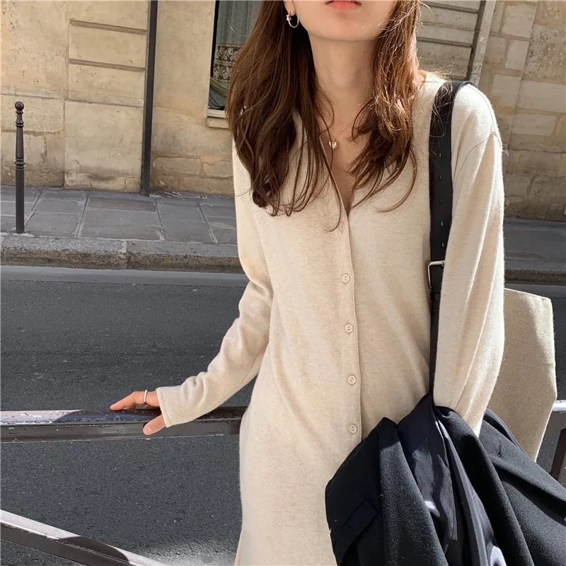 Autumn and winter French niche V-neck single-breasted loose show slim mid-length knitted sweater dress woman
Autumn and winter French niche V-neck single-breasted loose show slim mid-length knitted sweater dress woman