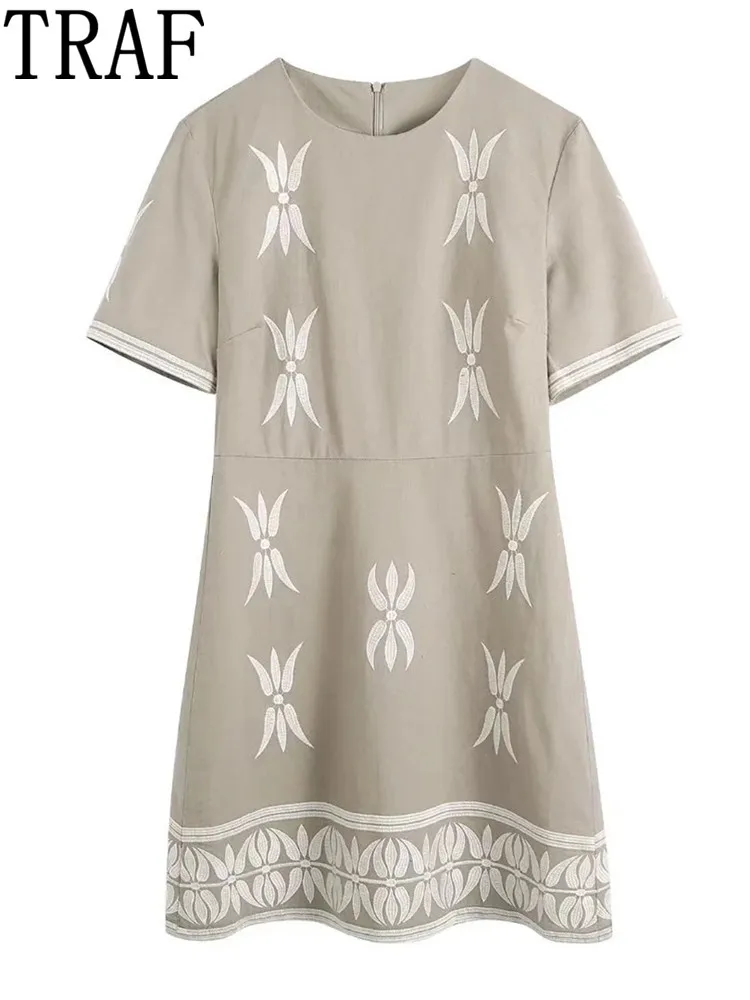 Платье-мини из поплина, с вышивкой и рукавами-фонариками
Платье-мини из поплина, с вышивкой и рукавами-фонариками