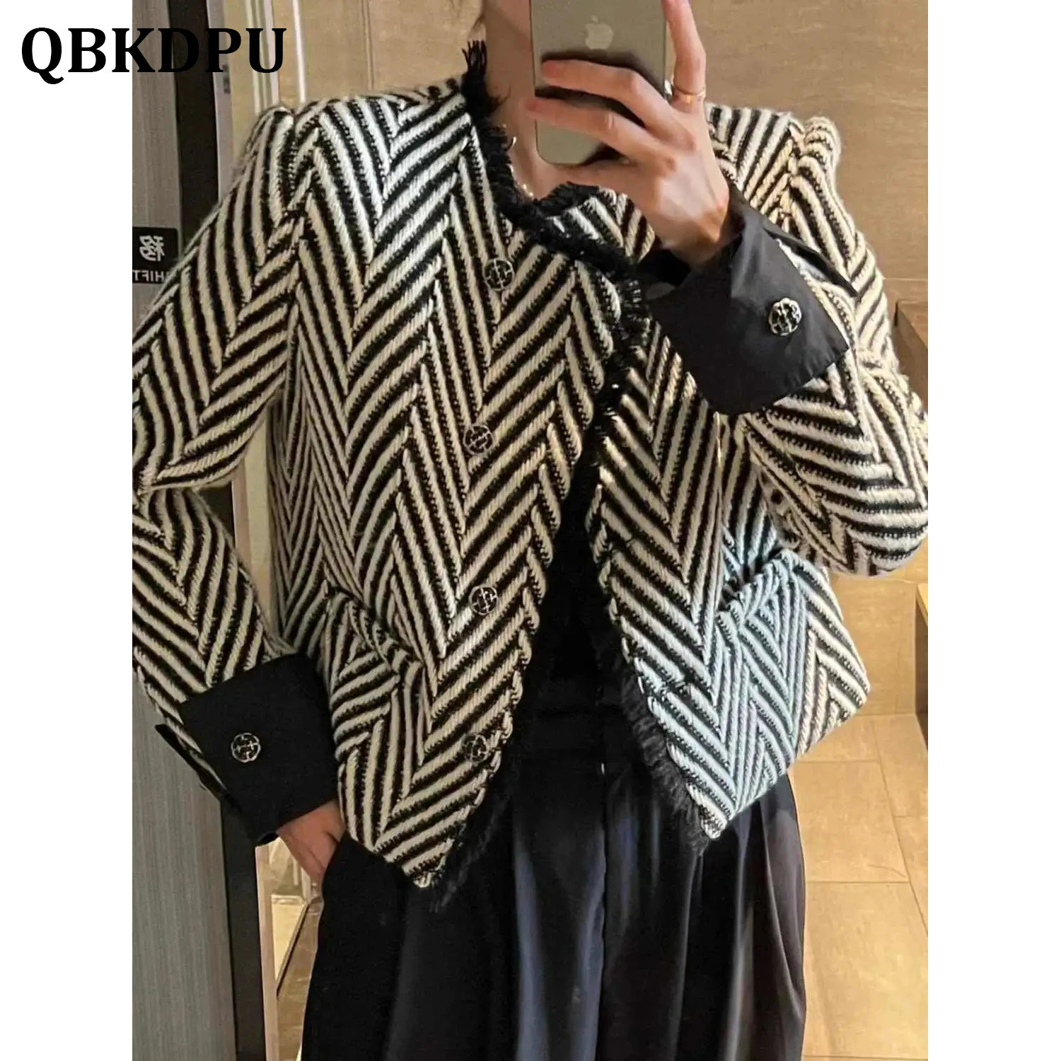 Vintage Stripe Design Tweed Cropped Jacket Women Korean Fringe Woolen Weave Short Coat Elegant Luxury Chic Chaquetas Mujer 2022
Vintage Stripe Design Tweed Cropped Jacket Women Korean Fringe Woolen Weave Short Coat Elegant Luxury Chic Chaquetas Mujer 2022