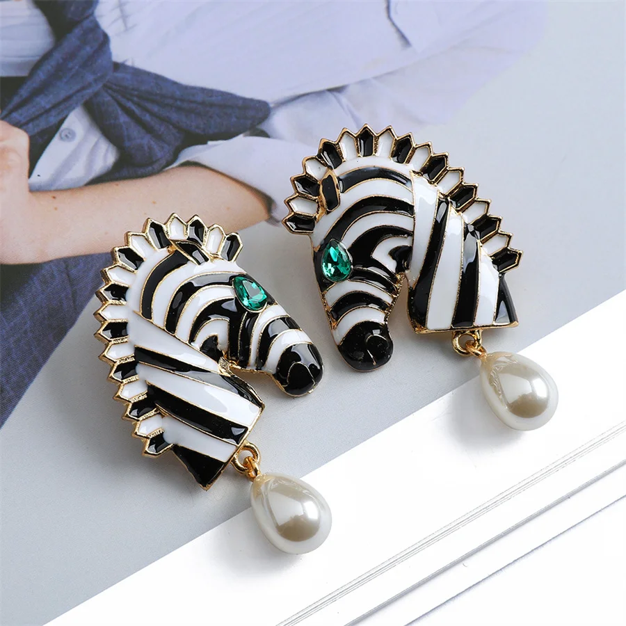 Fashion Pearl Zebra Head Shape Drop Earrings Women Black/White Color Animal Earring for Cocktail Party Female Statement Jewelry
Fashion Pearl Zebra Head Shape Drop Earrings Women Black/White Color Animal Earring for Cocktail Party Female Statement Jewelry