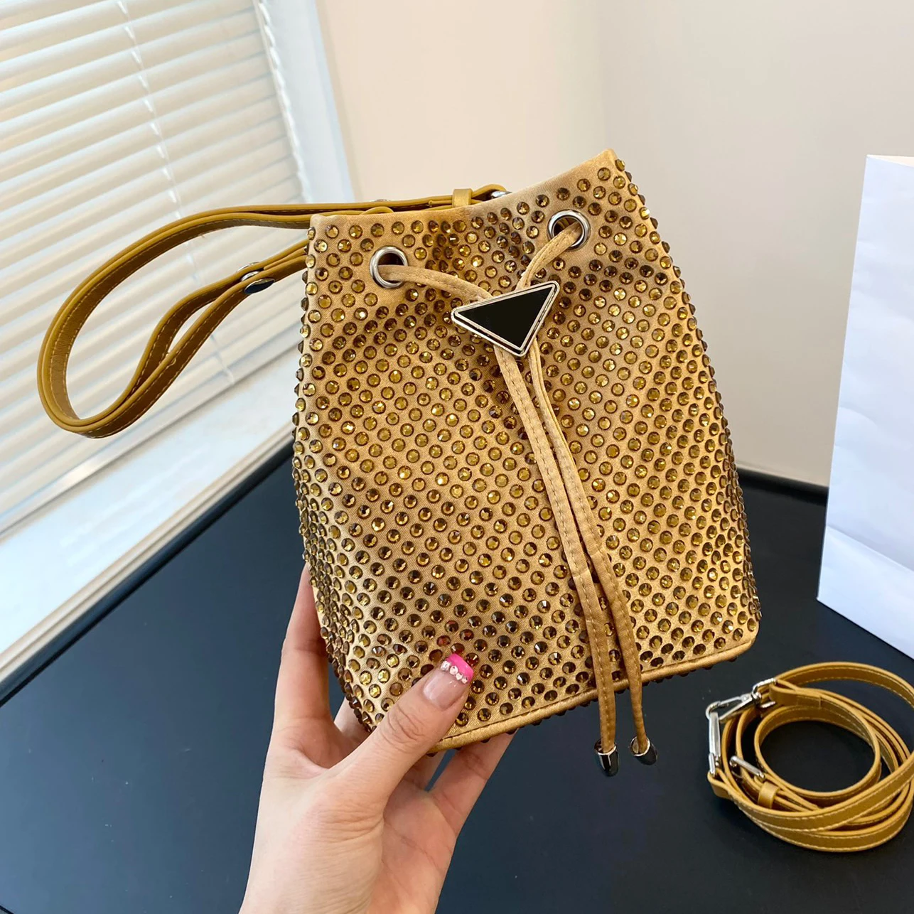 Luxury Designer Diamond Cloud Bag Women's Handbag Shiny Evening Bag Dinner Handbag Bucket Bag
Luxury Designer Diamond Cloud Bag Women's Handbag Shiny Evening Bag Dinner Handbag Bucket Bag