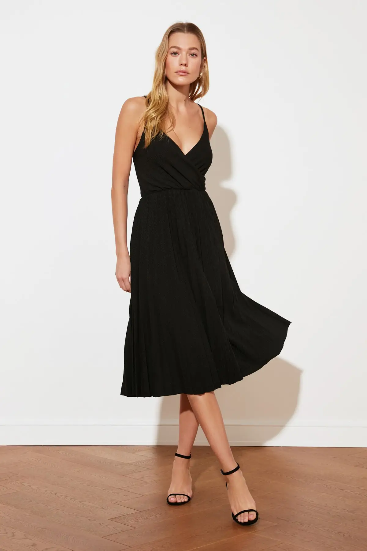 Black Knitted Dress TWOSS20EL2729 Floral Polyester A-line Trend Midi Transfer Printing Camisole Askılı Printed Lining
Black Knitted Dress TWOSS20EL2729 Floral Polyester A-line Trend Midi Transfer Printing Camisole Askılı Printed Lining