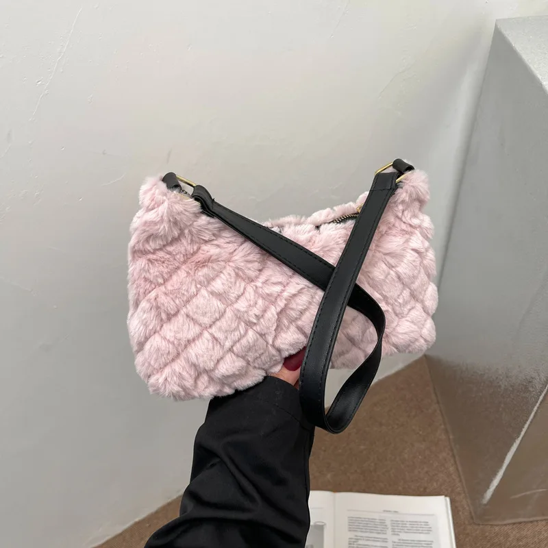 Winter Women's Bag 2021 Furry Quilted Plaid Armpit Bags Soft Warm Female Plush Bag Fashion Casual Single Shoulder Bag Fluffy Bag
Winter Women's Bag 2021 Furry Quilted Plaid Armpit Bags Soft Warm Female Plush Bag Fashion Casual Single Shoulder Bag Fluffy Bag