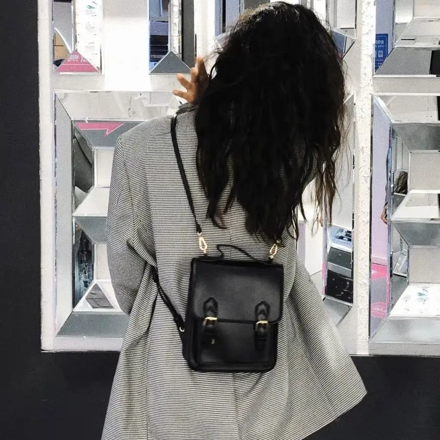 New Fashion Retro British Style Niche Design Personality Versatile Simple Handbag Slanting Crossbody Shoulders Female Bag
New Fashion Retro British Style Niche Design Personality Versatile Simple Handbag Slanting Crossbody Shoulders Female Bag