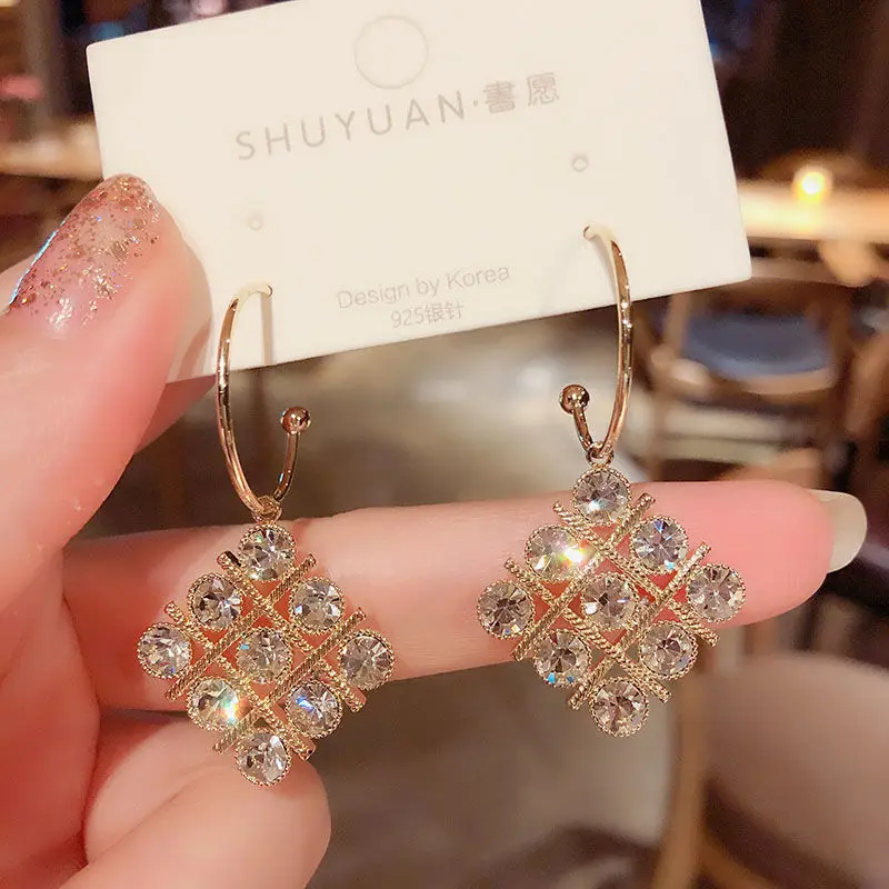 S925 Silver Needle Korean Fashion All-Match Square Rhinestone Temperament Earrings Personality Design Ladies Jewelry
S925 Silver Needle Korean Fashion All-Match Square Rhinestone Temperament Earrings Personality Design Ladies Jewelry