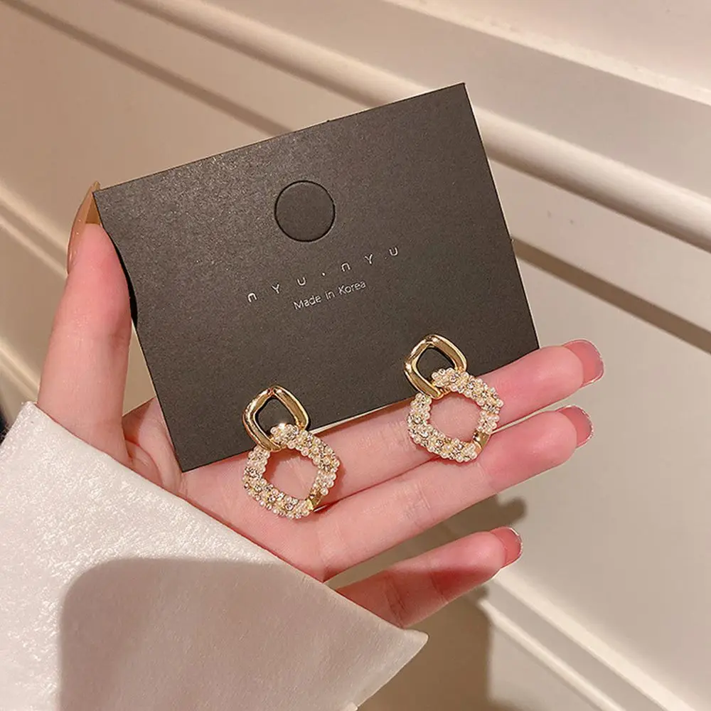 2023 Korean Fashion Chic Gold Pearl Hollow Square Drop Earrings for Women Simple Sweet Daily Party Earrings Lady Jewelry Gift
2023 Korean Fashion Chic Gold Pearl Hollow Square Drop Earrings for Women Simple Sweet Daily Party Earrings Lady Jewelry Gift