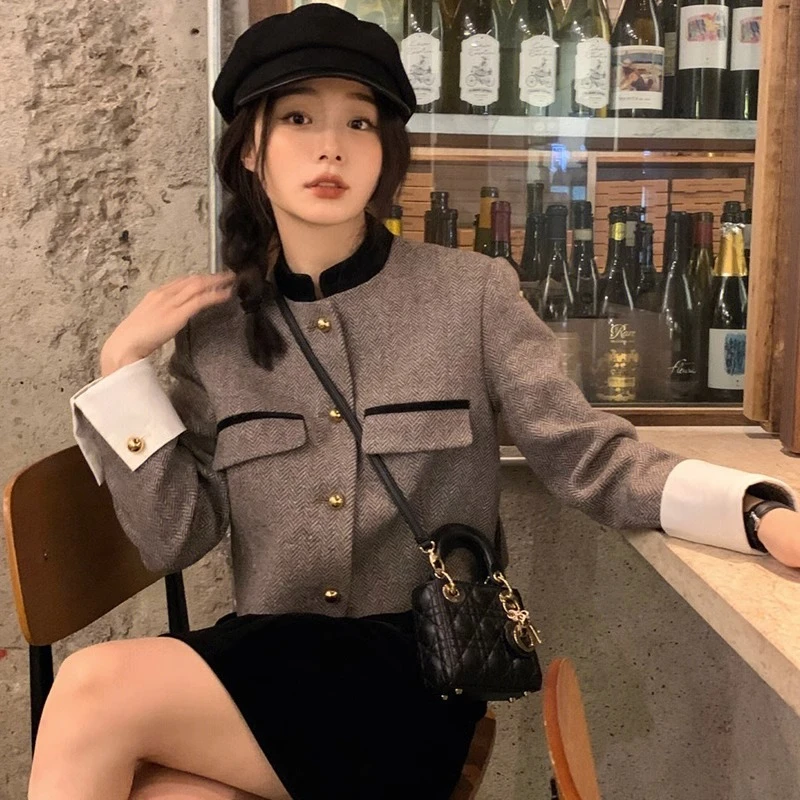 Luxury Metal Button Plaid Coats for Women 2023 Spring Korean Style Thin Cropped Jacket Woman Pockets Long Sleeve Jackets Female
Luxury Metal Button Plaid Coats for Women 2023 Spring Korean Style Thin Cropped Jacket Woman Pockets Long Sleeve Jackets Female